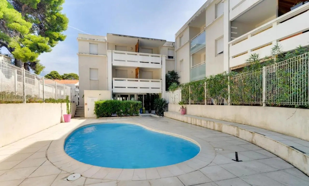 Appartement Grand Studio, Coin Nuit, Piscine, Parking Gratuit à La Ciotat