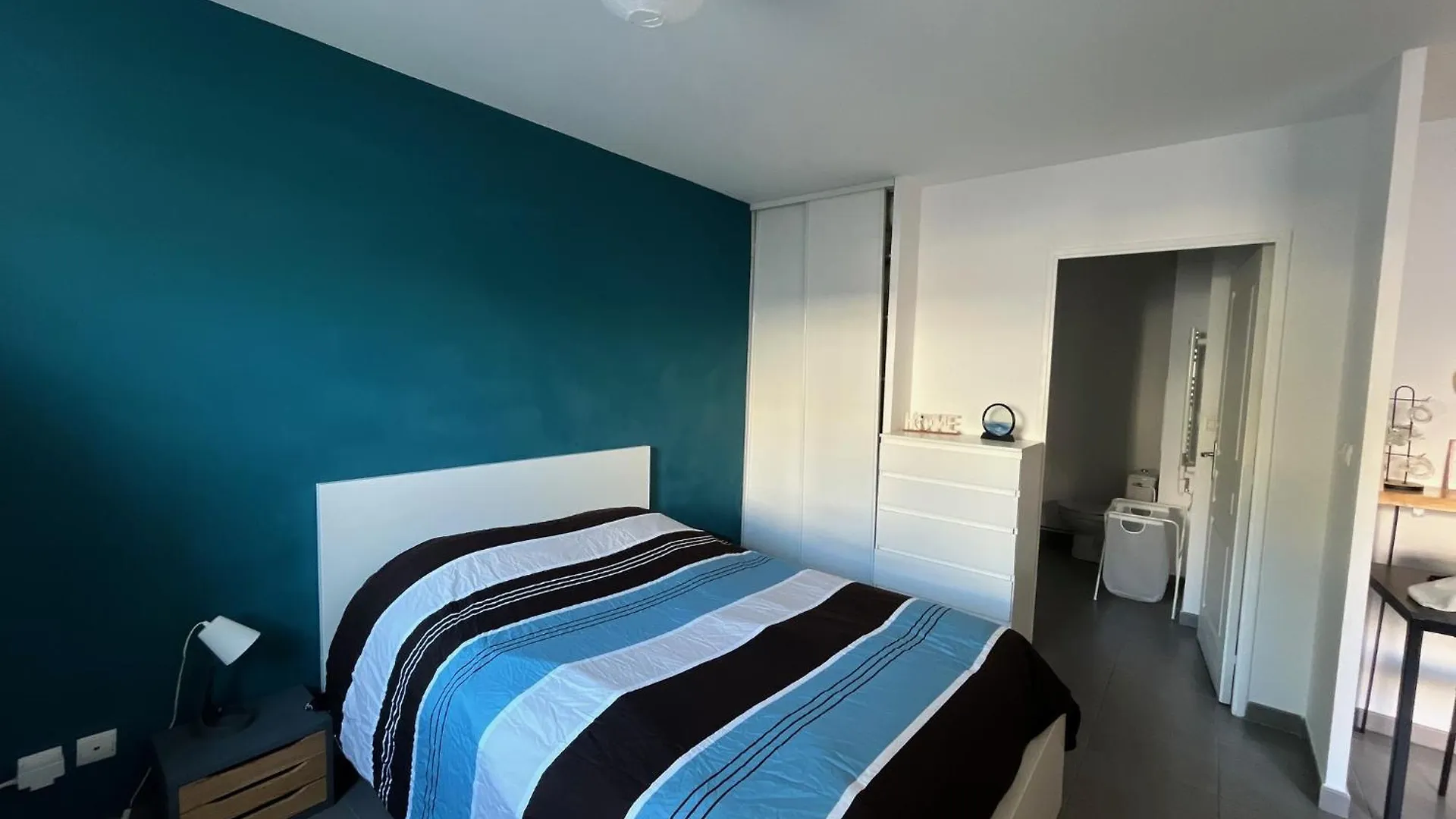 Appartement Grand Studio, Coin Nuit, Piscine, Parking Gratuit à La Ciotat