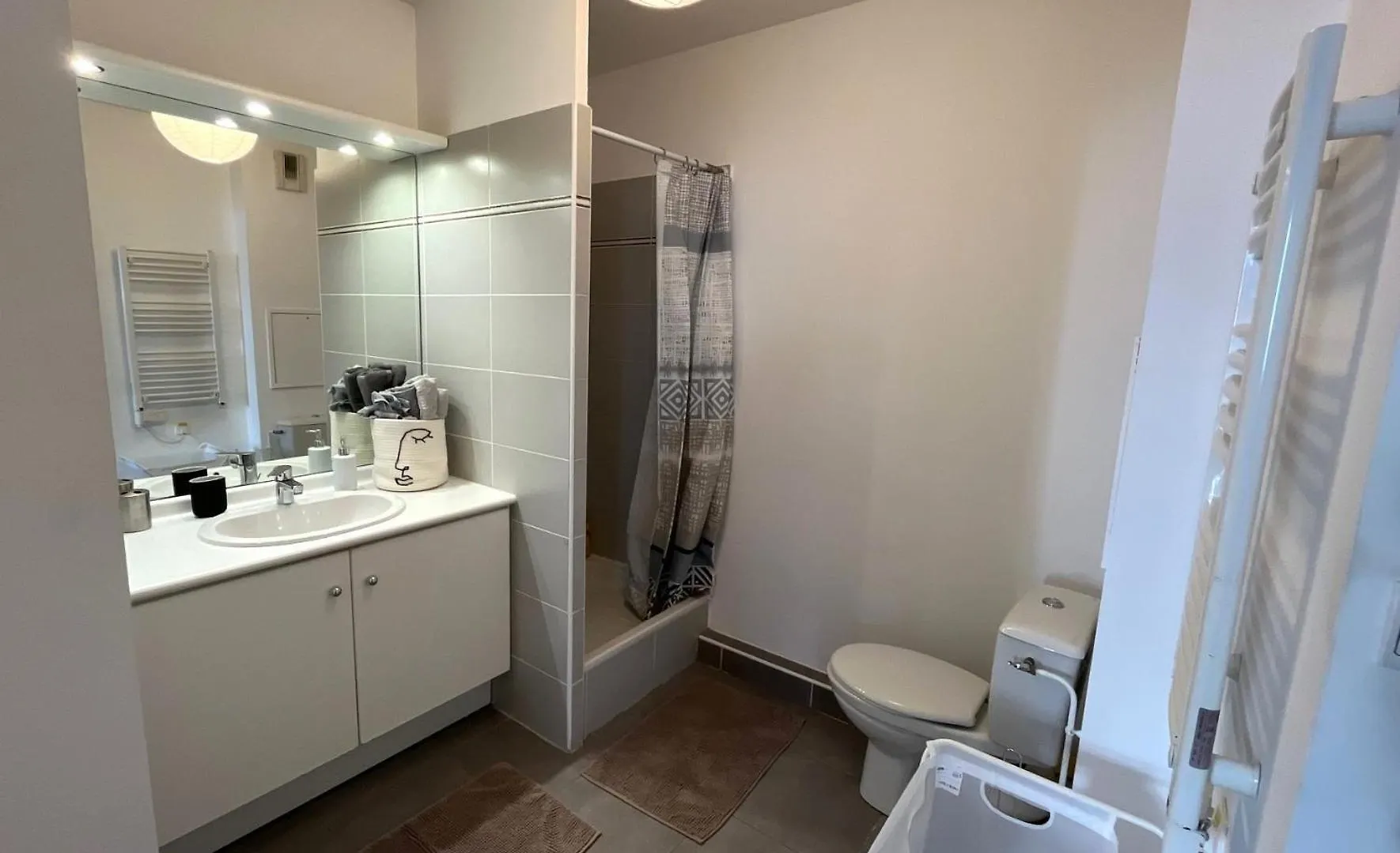 Appartement Grand Studio, Coin Nuit, Piscine, Parking Gratuit à La Ciotat
